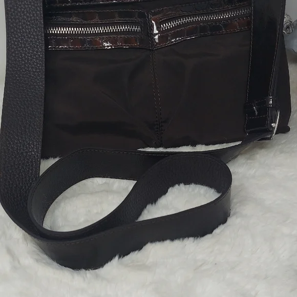Brighton Brown Messenger Bag with Adjustable Strap and Multi-Functional Design - Picture 7 of 9